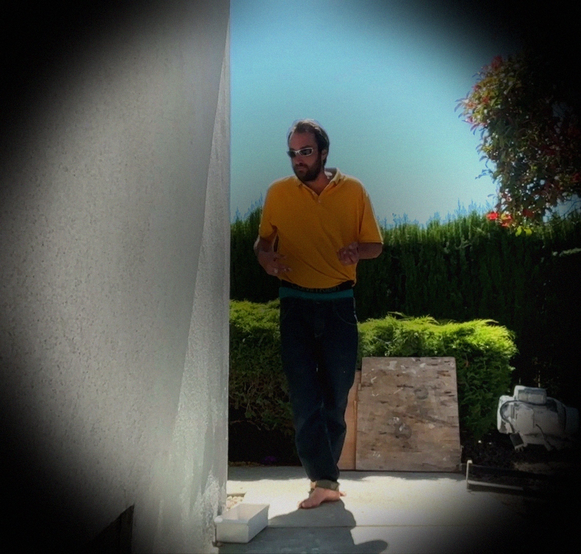 No guitar. Just a cig. Barefoot. California sun. The field plays without strings.